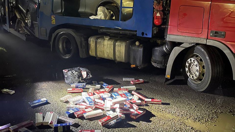 Через волинський кордон чоловік намагався перевезти безакцизні цигарки, які добряче сховав в автомобілях