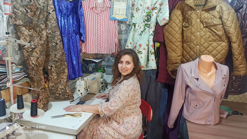 «Розгрузки», форми, куртки: волинянка шиє військовим усе, що потрібно