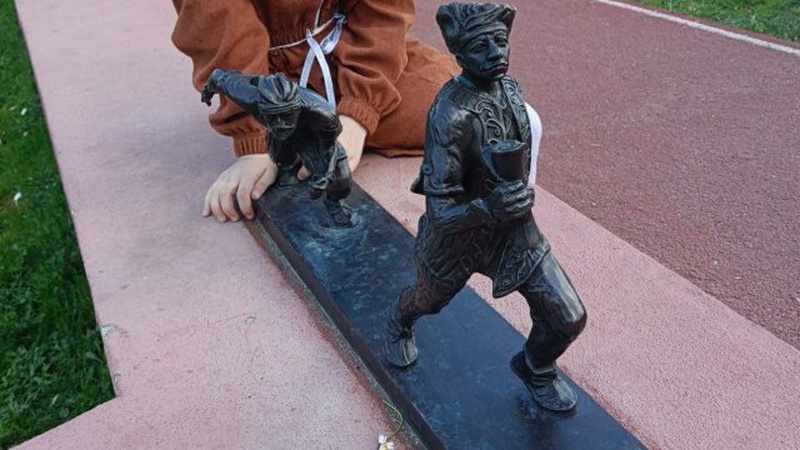 У Луцьку невідомі вкотре пошкодили скульптуру кликуна. ФОТО