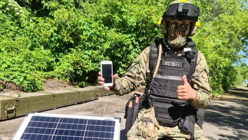 Ковельські педагоги виготовляють сонячні «зарядки» на передову