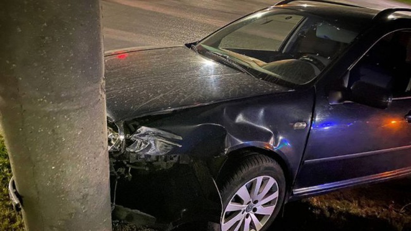 Вночі у Луцьку п’яний водій в’їхав у стовп