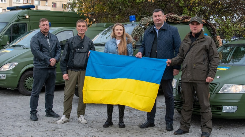 З Волині для військових на передову передали 4 автомобілі