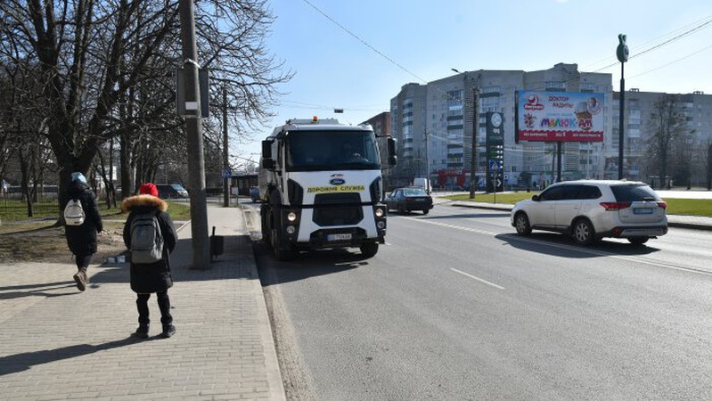 У Луцьку прибирають дороги від протиожеледних сумішей. ФОТО