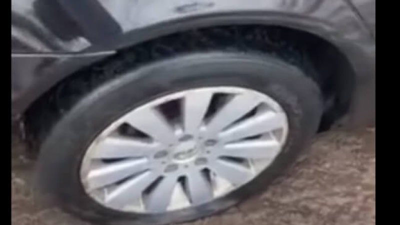 Через вибоїни на дорозі неподалік Луцька водій залишився без двох коліс