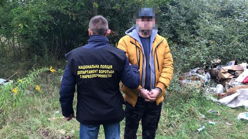 На гарячому спіймали волинянина, який розкладав наркотики