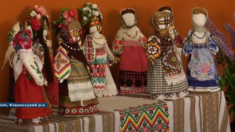 Понад 100 мотанок: волинська майстриня не втомлюється робити ляльки й донатити на ЗСУ