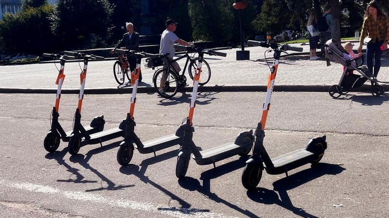 У місті на Волині електросамокат з двома пасажирами збив 9-річну дівчинку