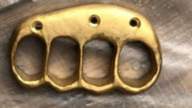 Обшукали волинян, у яких знайшли бурштин, кастет та марихуану