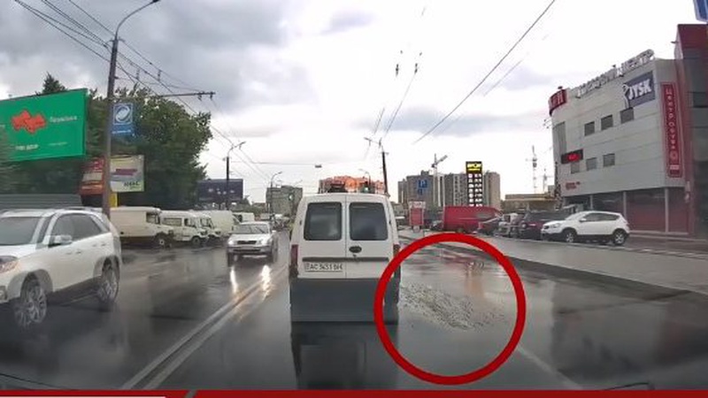 У Луцьку водій розливав на дорозі бетон. ВІДЕО