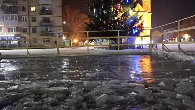 У місті на Волині новий каток перетворився у шматки льоду