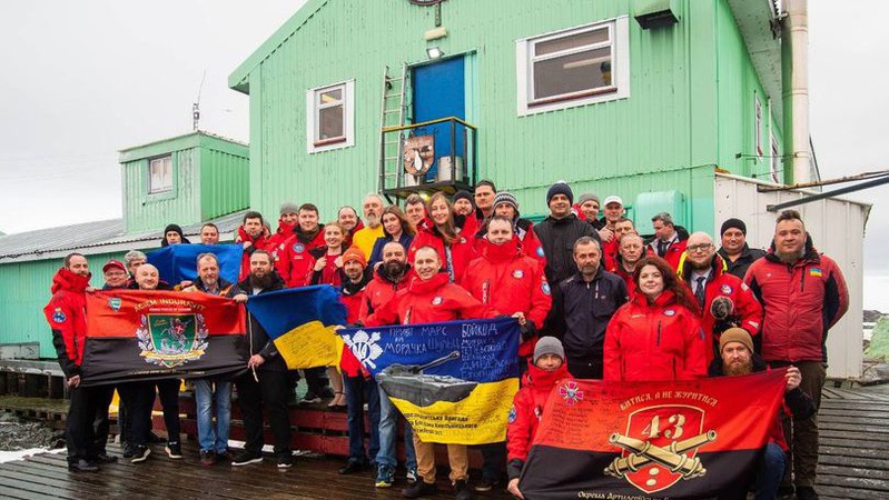 Прапор волинської бригади підняли в Антарктиді. ФОТО