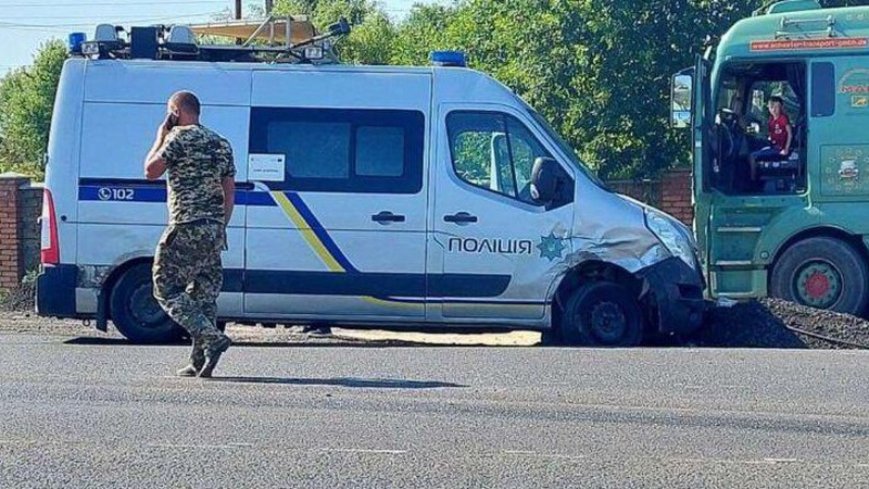 На трасі Луцьк – Ковель зіткнулися бус поліції і легковик. ФОТО