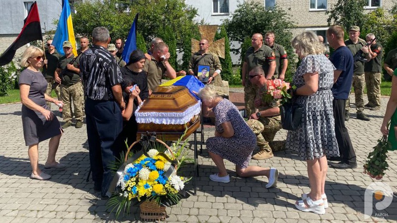 У Рожищенській громаді провели в останню дорогу Героя-захисника Володимира Оченка