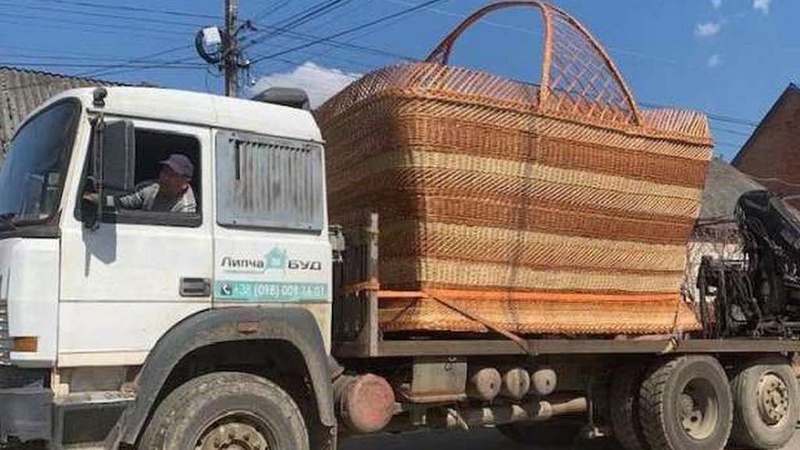 На Закарпатті сплели гігантський великодній кошик