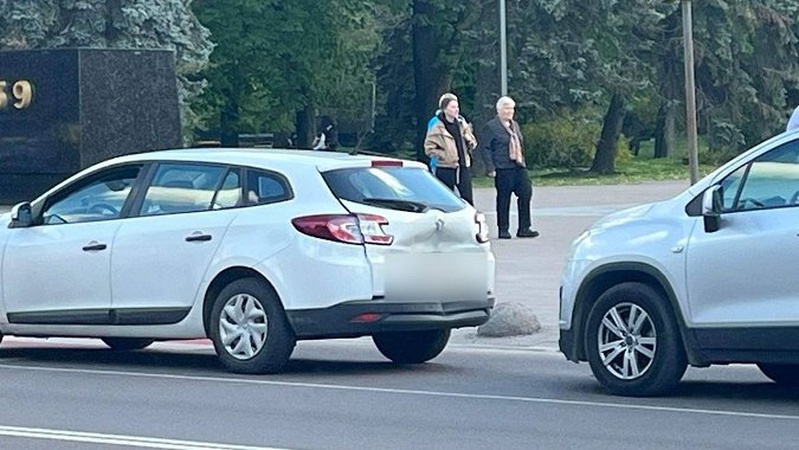 ДТП у Луцьку: навпроти Меморіалу Вічної слави зіткнулися дві автівки