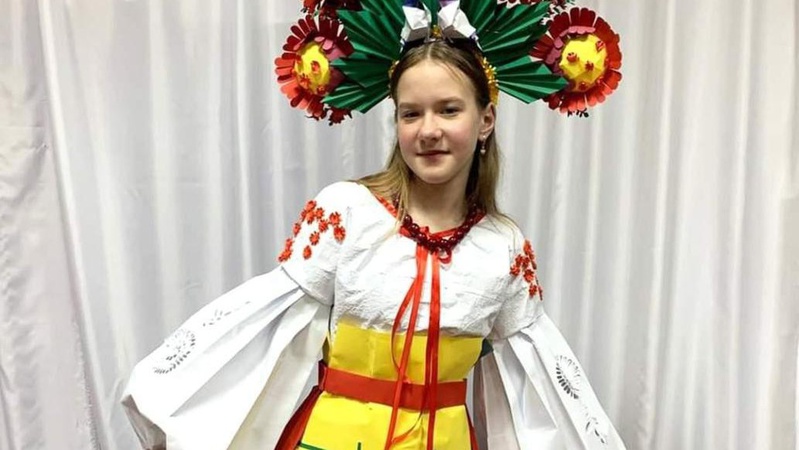 Юна волинянка створила костюм з паперу