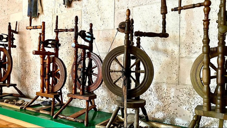 На Волині у музеї-скансені діє виставка старовинних пристроїв для прядіння