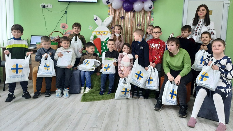 Вихованці Рожищенського інклюзивно-ресурсного центру вчилися оздоблювати великодні яйця