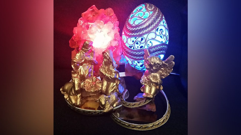 Волинський митець створив різдвяну шопку з яєчної шкаралупи і позолочених фігур