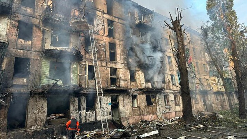 Росіяни влучили ракетою у п’ятиповерхівку в Кривому Розі, є загиблі та поранені