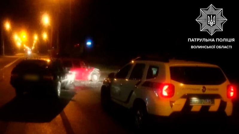 П’яний «в дрова» водій розвертався вночі у Луцьку і потрапив в аварію