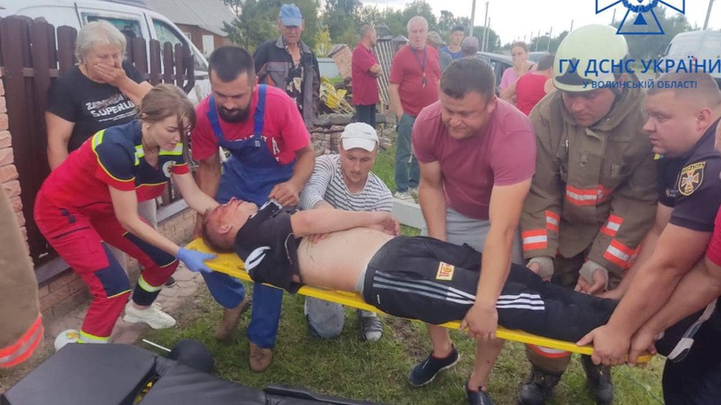 На Волині рятувальники визволяли водія, якого затиснуло в автівці