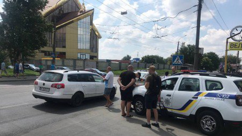 У Луцьку на вулиці Конякіна – ДТП. Зіштовхнулися Volkswagen та Mazda