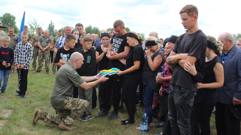 У громаді на Волині попрощалися із загиблим Героєм Леонідом Романцем