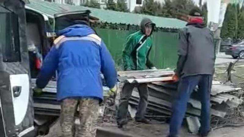 Луцькі муніпали зробили відомими чоловіків, які складали шифер біля смітників