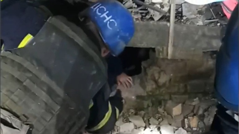 Ворог випустив сім ракет по Запоріжжю: рятувальники дістали з-під завалів родину. ВІДЕО