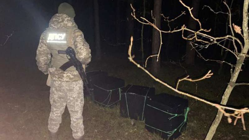 Луцькі прикордонники знайшли у лісі майже 10 ящиків цигарок