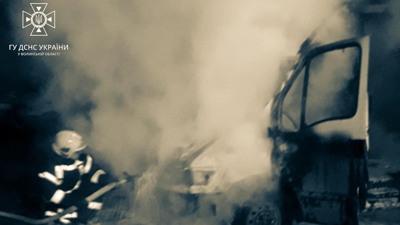 Вночі у Луцьку горіла вантажівка