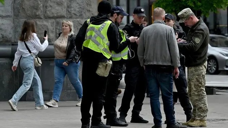 Генштаб пояснив, як працівники ТЦК перевірятимуть дані чоловіків на вулиці