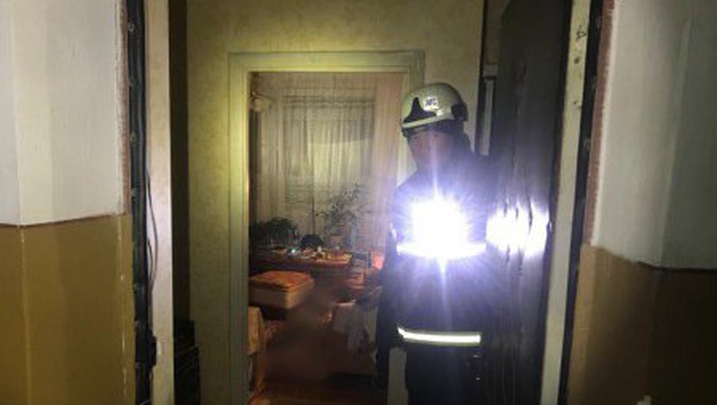 У Луцьку рятувальники з третього поверху визволили пенсіонерку.ФОТО