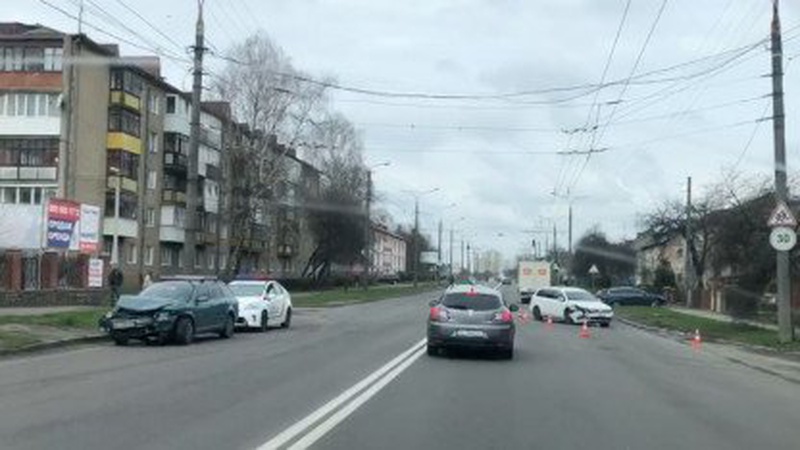 У Луцьку на Дубнівській зіткнулися легковики. ВІДЕО