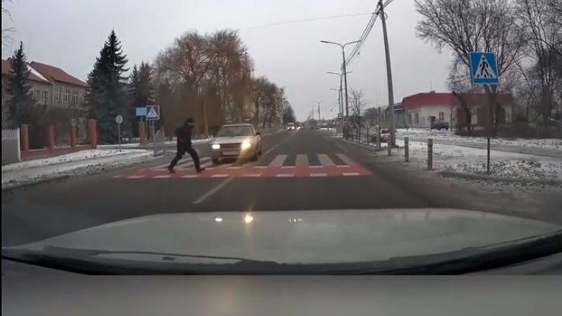 У Луцьку легковик збив чоловіка на переході. ВІДЕО