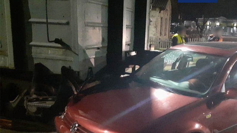 Виїхав на залізничний переїзд: у Луцьку легковик зіткнувся з вагоном