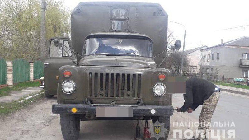 На Волині затримали автомобіль із незаконною деревиною