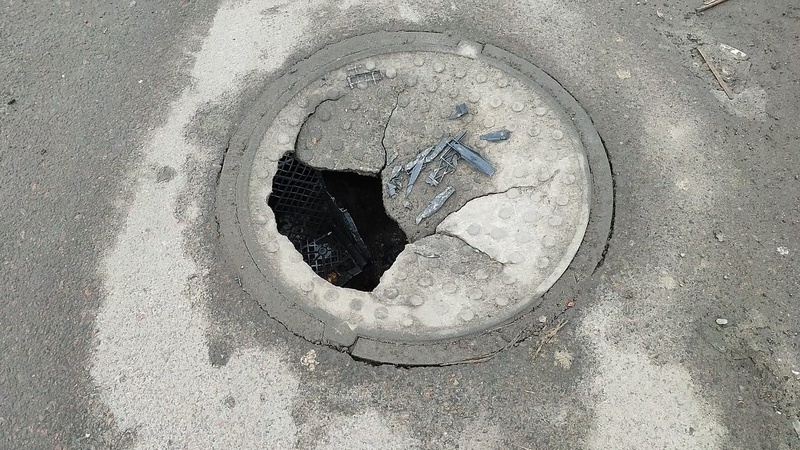 У Луцьку при в’їзді на автопарковку небезпечний люк. ВІДЕО