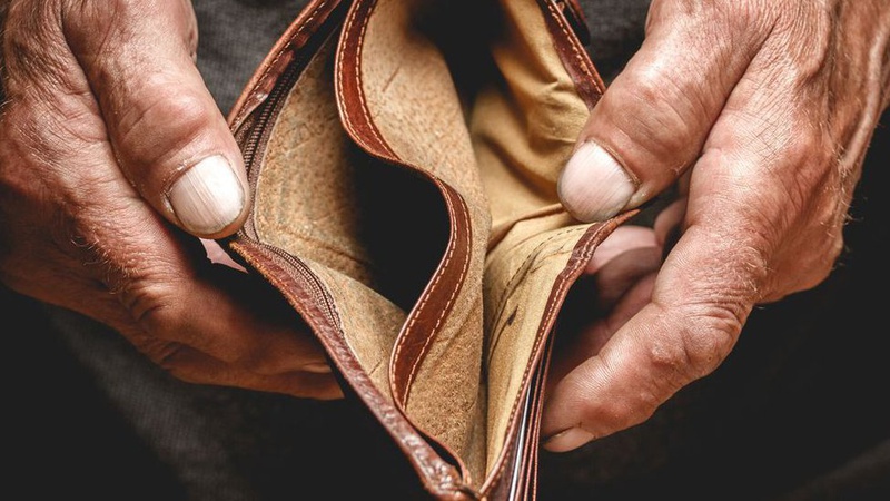 До кінця 2023 рівень бідності в Україні може зрости до 55% населення: економіст пояснив, чому