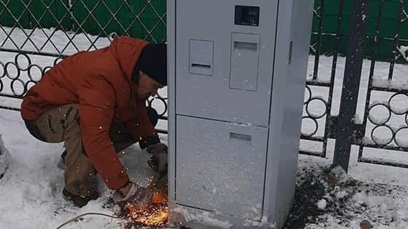 У Луцьку біля замку Любарта демонтували паркомат