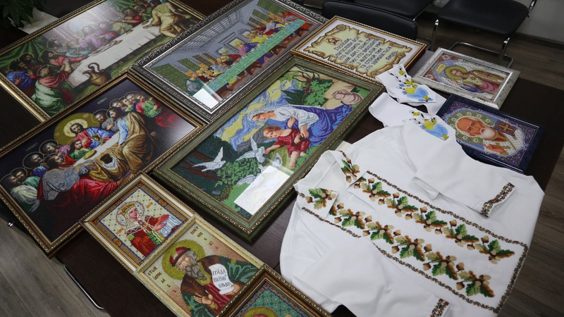 Волинянин Володимир Коцюбинський вправно вишиває хрестиком