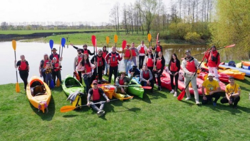 У парку Луцька навчають сапсерфінгу та веслуванню на байдарках