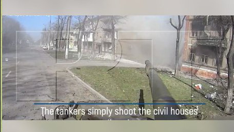 У Маріуполі окупанти для відео обстріляли житловий будинок: під завалами знайшли цивільних