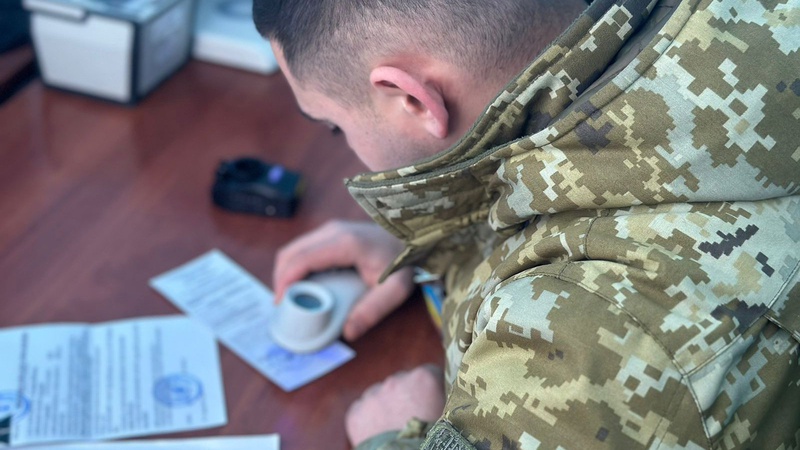 Волинські прикордонники спіймали двох чоловіків з підробленими документами