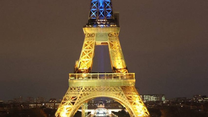 «Разом з Україною»: Ейфелева вежа засяяла кольорами прапора України