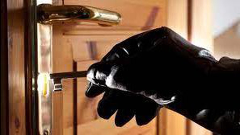 У Луцьку чоловік проник у будинок та з погрозами забрав гроші