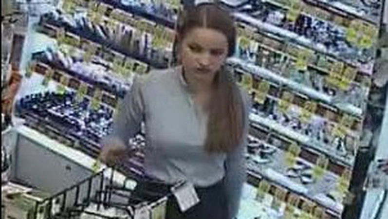 У Луцьку поліцейські розшукують жінку, яка може бути причетна до крадіжки. ФОТО