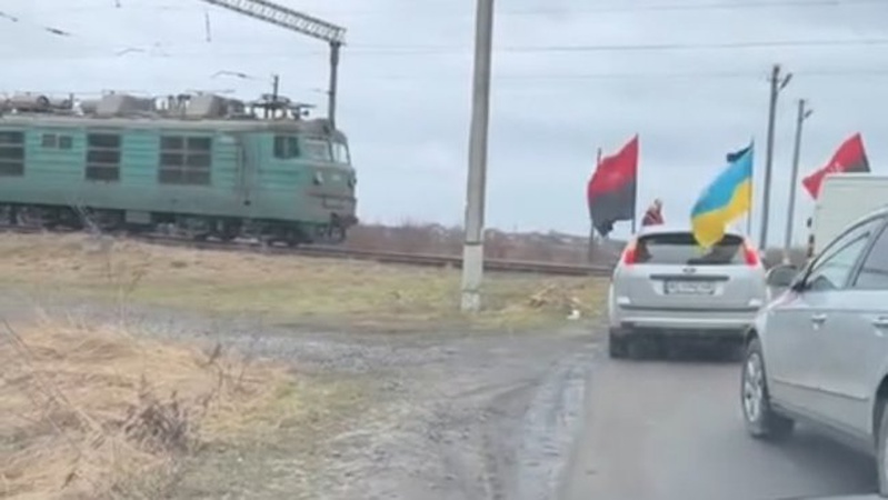 На Волині потяг зупинився, щоб пропустити кортеж «На щиті»