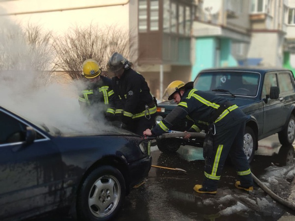 У Луцьку посеред двору загорівся автомобіль